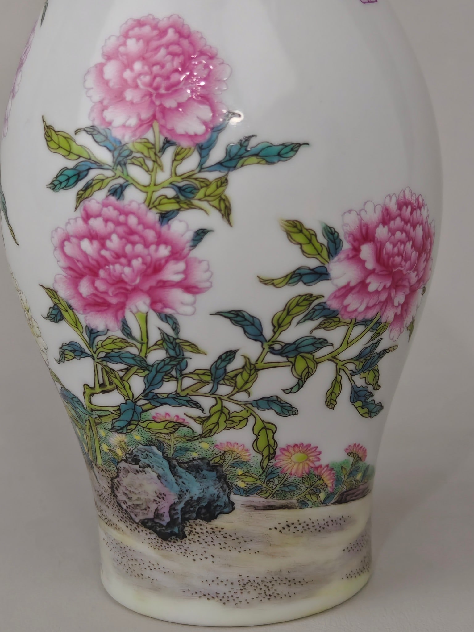 An Exquisite Enamel Flower Pattern Vase - 7