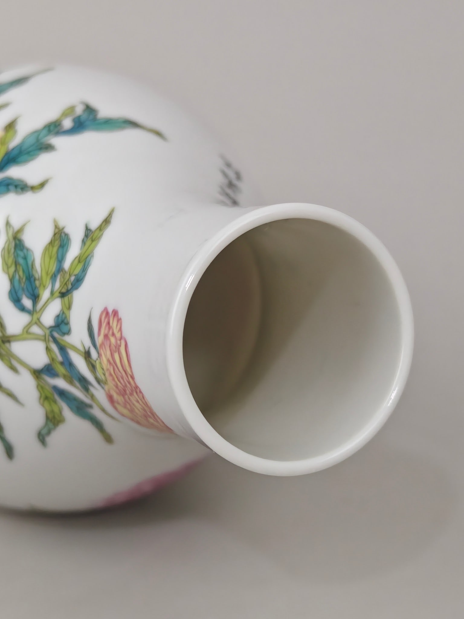 An Exquisite Enamel Flower Pattern Vase - 8