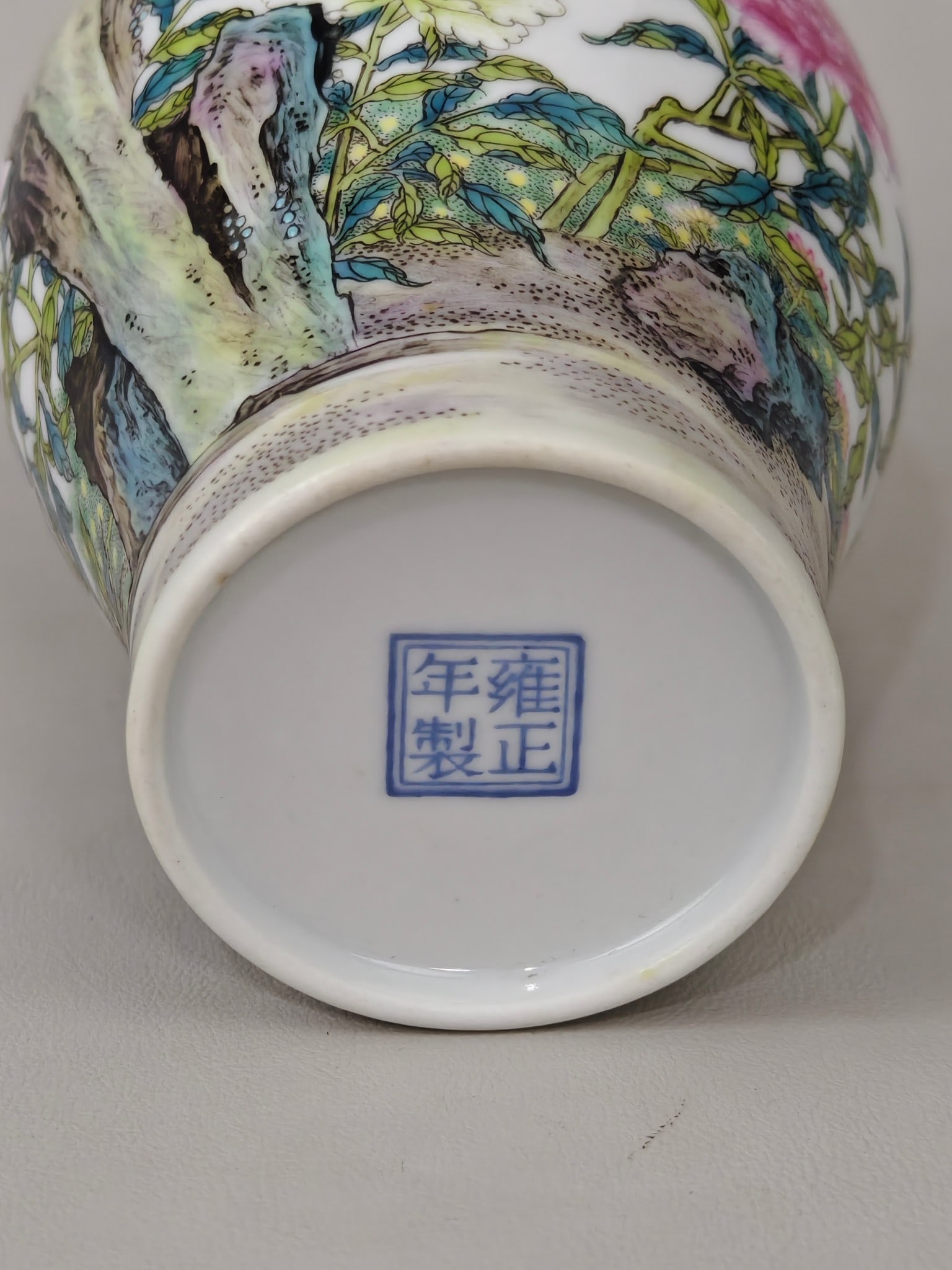 An Exquisite Enamel Flower Pattern Vase - 9