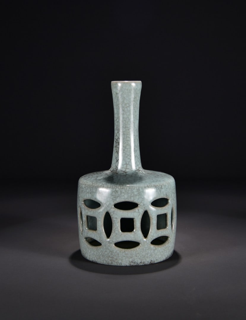 An Exquisite Ru Ware Sky Blue Glazed ice Crackle Pattern Vase: An Exquisite Ru Ware Sky Blue Glazed ice Crackle Pattern Vase,Song Dynasty, China,Size:9.4inx5.5in 汝窑天青釉冰裂纹瓶,中国宋