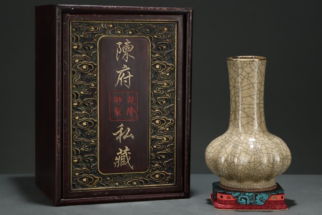 An Exquisite Ge Kiln Cover with Gold Ice Crackle Pattern Vase,with an Imperial Poem by Emperor: An Exquisite Ge Kiln Cover with Gold Ice Crackle Pattern Vase,with an Imperial Poem by Emperor Qianlong,Song Dynasty, China,Size:9inx6.3in 哥窑包金冰片纹ī