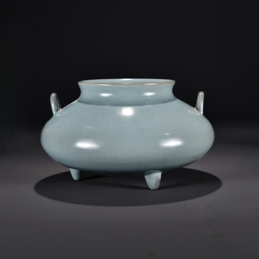 An Exquisite Ru Ware Sky Blue Glazed Tripod Jar: An Exquisite Ru Ware Sky Blue Glazed Tripod Jar,Song Dynasty, China,Size:6.3inx9.1in 汝窑天青釉三足罐,中国宋代
