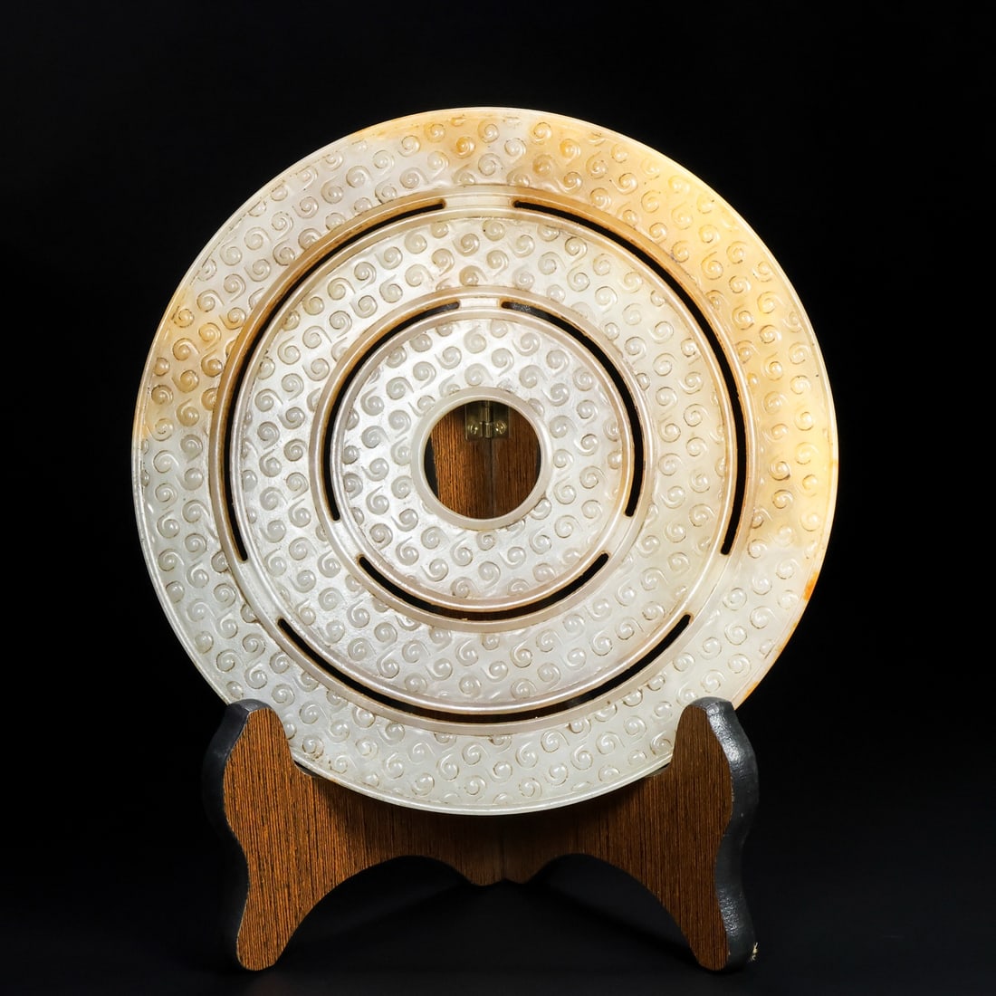 An Exquisite Hotan Jade Round Bi: An Exquisite Hotan Jade Round Bi,Han Dynasty, China,Size:7.5inx7.5inx0.3in,Weight:544g 和田玉圆璧,中国汉代