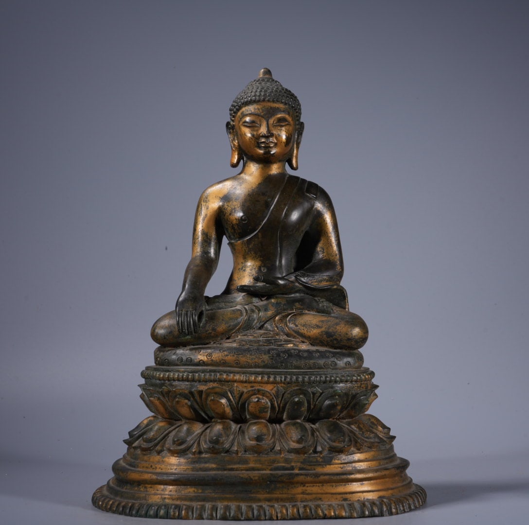 An Exquisite Coppery Buddha statue Ornament (1 of 9)