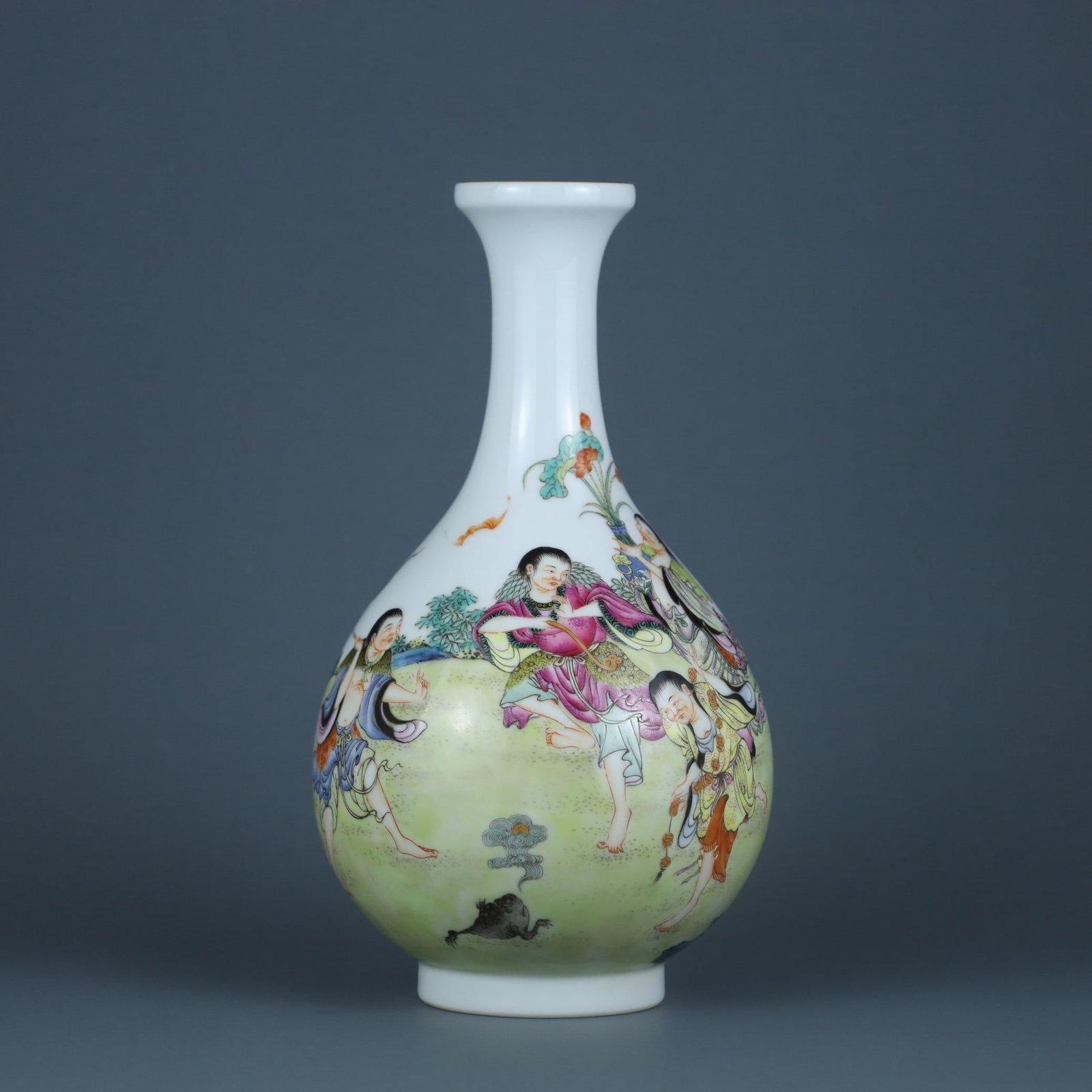An Exquisite Famille-Rose Character and Story Pattern Vase: An Exquisite Famille-Rose Character and Story Pattern Vase,Qing Dynasty, China,Qianlong Six-character Mark,Size:8inx4.3in 粉彩人物故事纹瓶,中Þ
