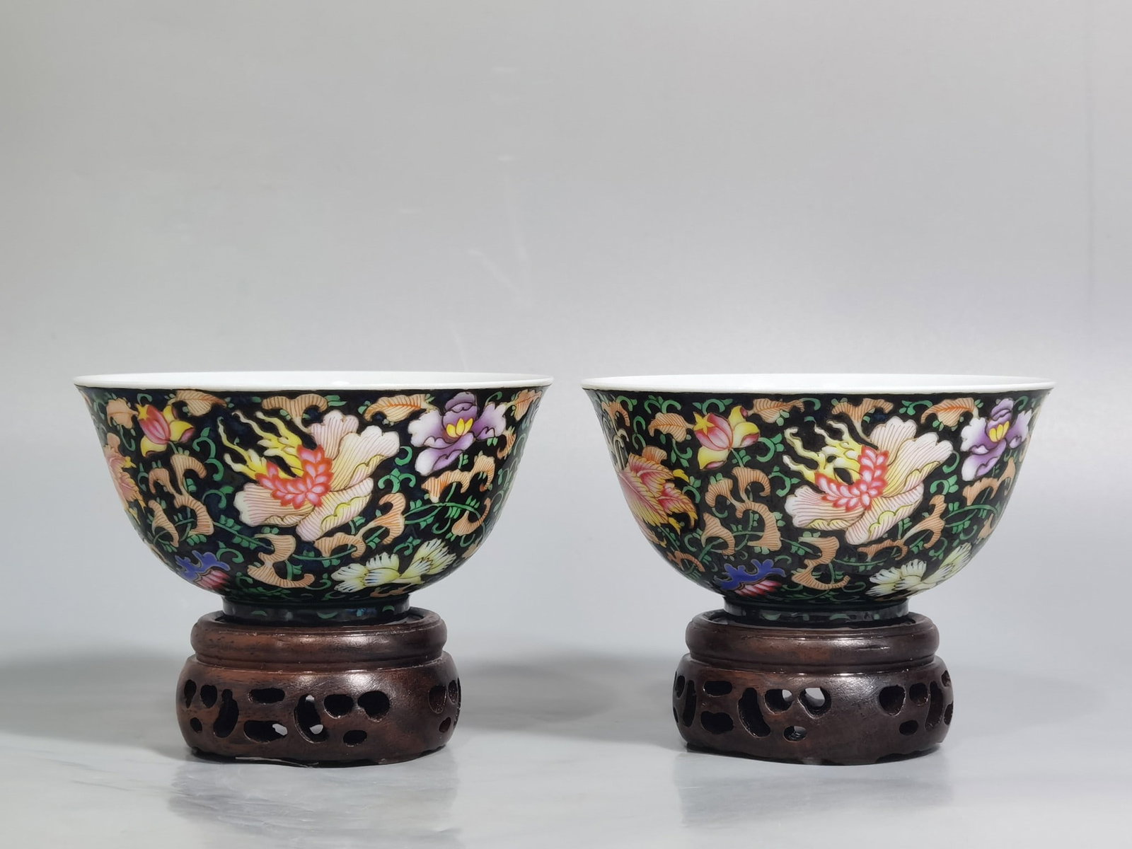 A pair of Exquisite Enamel Black Ground Green Color Flower Pattern Bowl: A pair of Exquisite Enamel Black Ground Green Color Flower Pattern Bowl,Qing Dynasty, China,Yongzheng Four-character Mark,Size:1.9inx3.7in 一对珐琅彩黑地Ņ