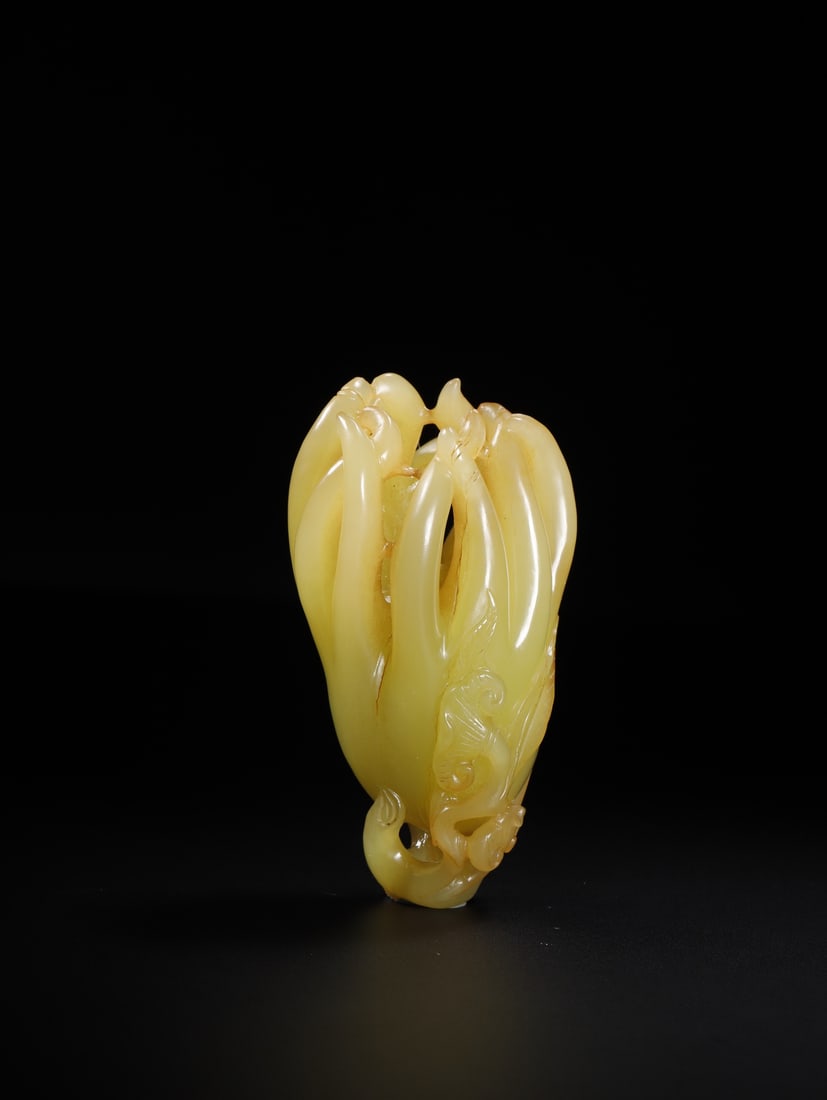 An Exquisite Hotan Yellow Jade Buddha's Hand: An Exquisite Hotan Yellow Jade Buddha's Hand,Qing Dynasty, China,Size:3.1inx1.7inx1.3in,Weight:107g 和田黄玉佛手,中国清代