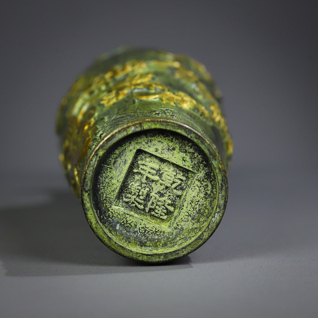 An Exquisite Bronze Flower Pattern Vase - 6