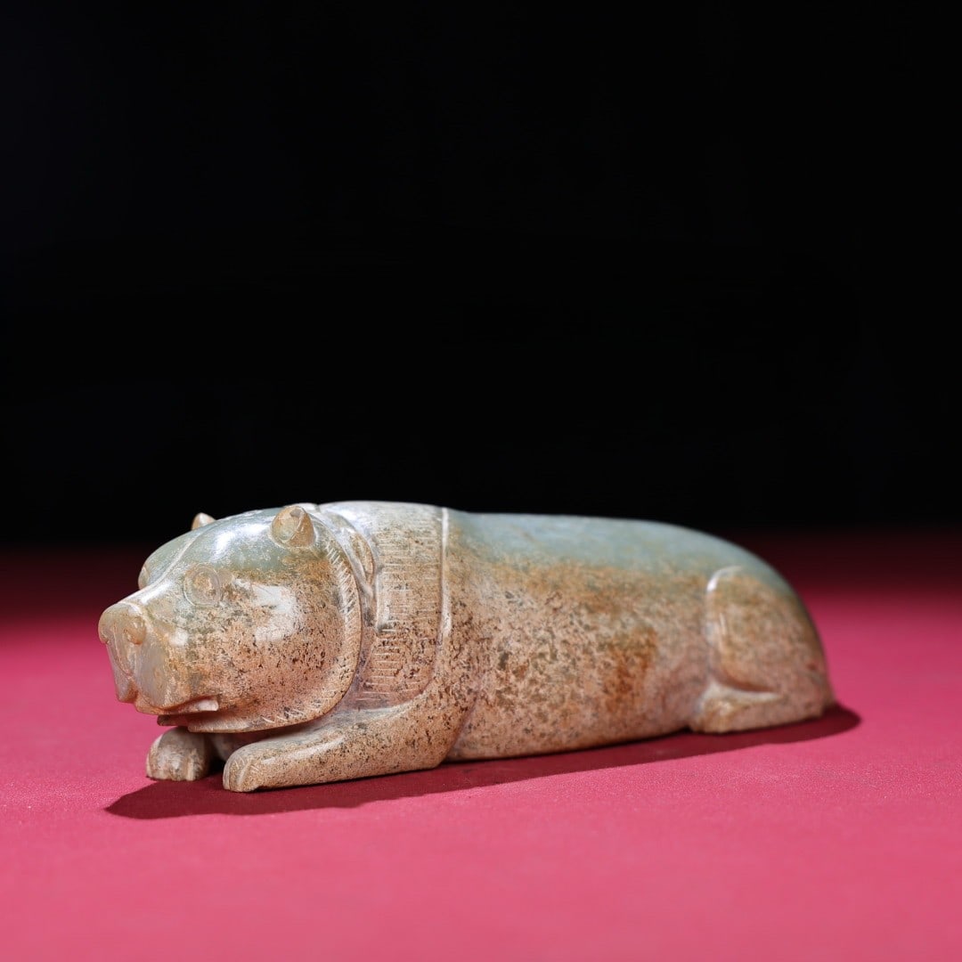 An Exquisite Hotan Jade Bear Ornament: An Exquisite Hotan Jade Bear Ornament,Han Dynasty, China,Size:7.5inx2.7inx2.2in,Weight:1155g 和田玉熊摆件,中国汉代