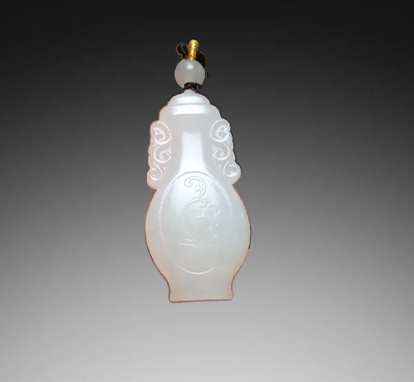 An Exquisite Hotan Jade Vase Pendant: An Exquisite Hotan Jade Vase Pendant,Qing Dynasty, China,Size:1.6inx0.7in,Weight:10g 和田玉瓶挂件,中国清代
