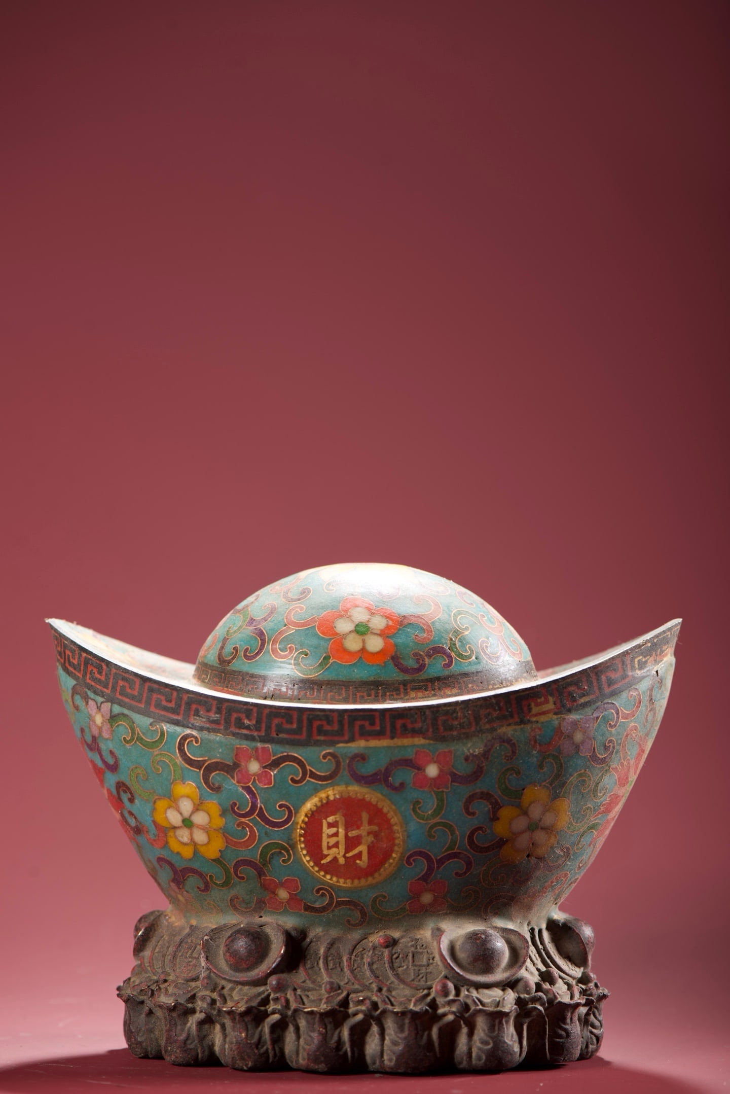 An Exquisite Cloisonne Ingot Ornament: An Exquisite Cloisonne Ingot Ornament,Qing Dynasty, China,Qianlong Four-character Mark,Size:6.3inx7.9in ,Weight:3075g 景泰蓝元宝摆件,中国清&