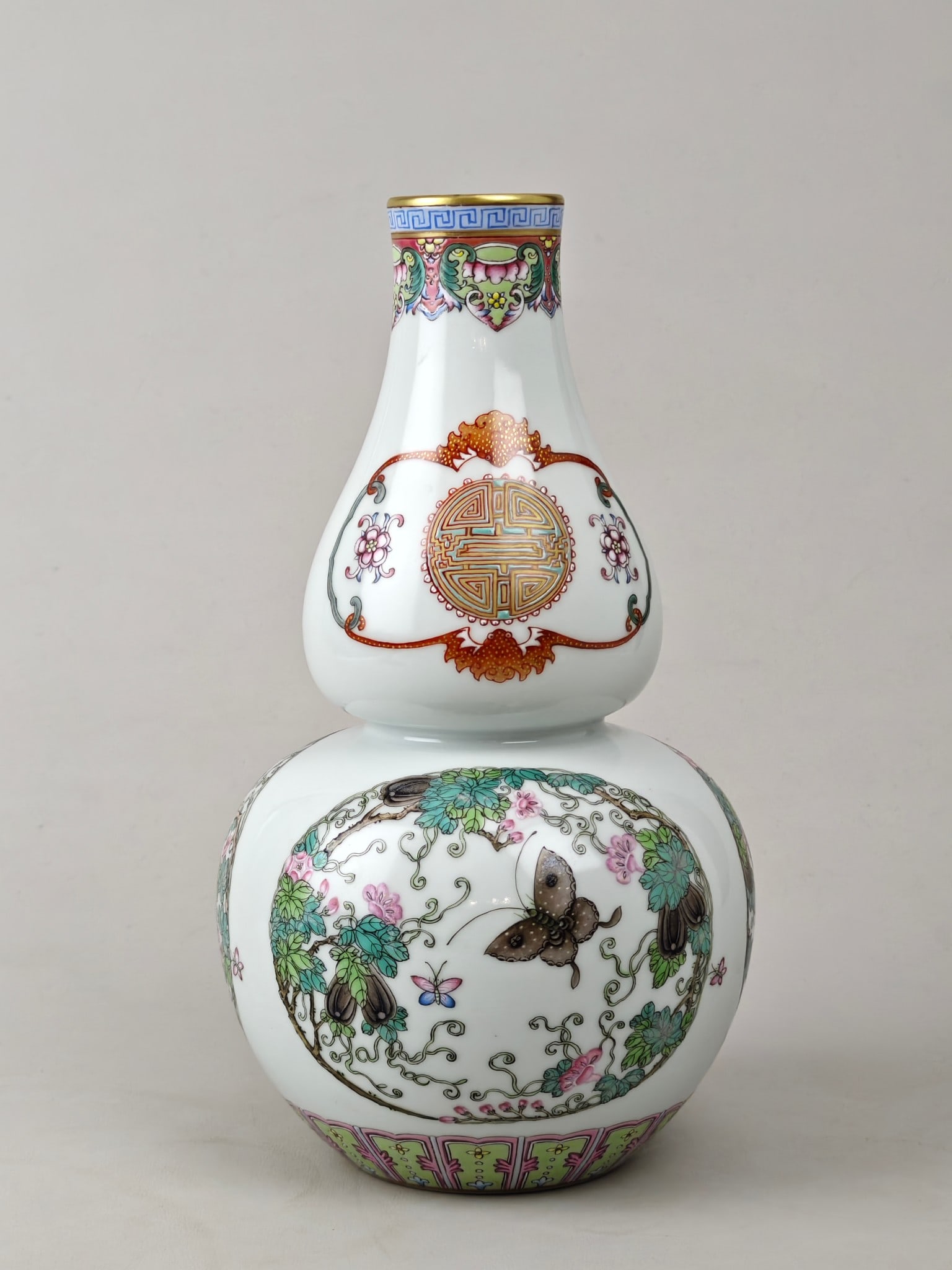 An Exquisite Famille-Rose Flower and Bird Pattern Gourd Vase: An Exquisite Famille-Rose Flower and Bird Pattern Gourd Vase,Qing Dynasty, China,Qianlong Six-character Mark,Size:10inx6in 粉彩花鸟纹葫芦瓶,中