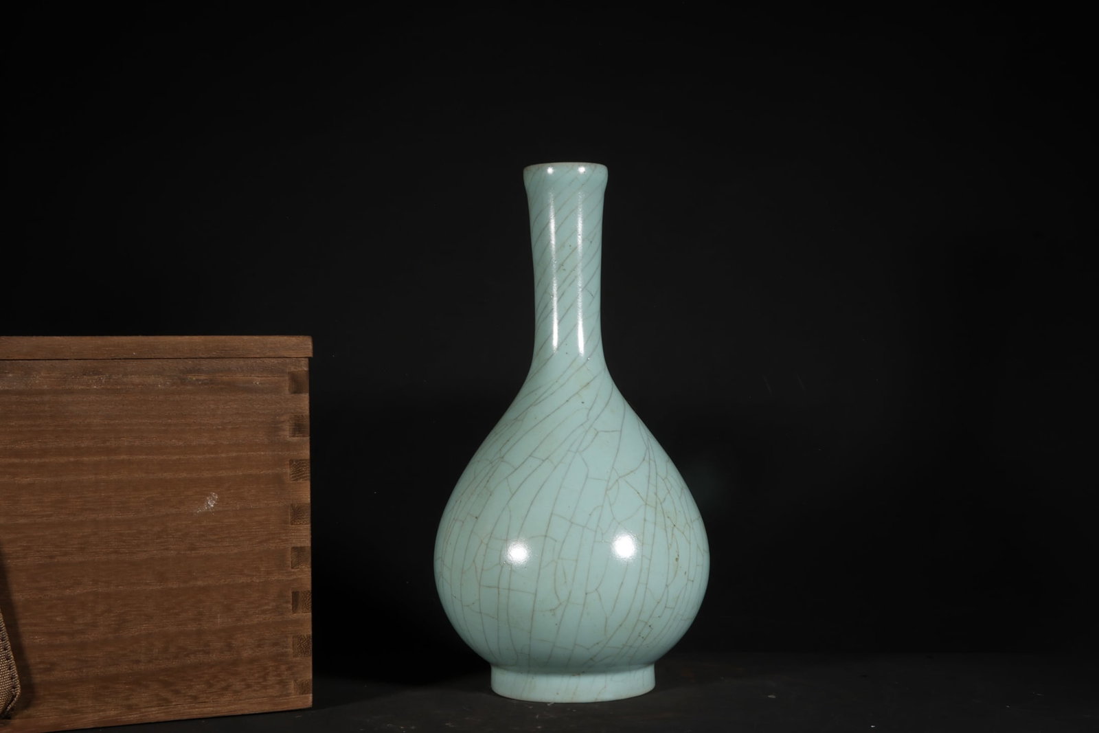 An Exquisite Ru Kiln Sky Blue Glazed Vase: An Exquisite Ru Kiln Sky Blue Glazed Vase,Song Dynasty, China,Size:9.3inx4.7in 汝窑天青釉瓶,中国宋代