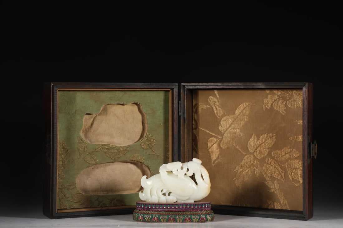An Exquisite Hotan White Jade Phoenix: An Exquisite Hotan White Jade Phoenix,Qing Dynasty, China,Size:4.7inx2.8in,Weight:312g 和田白玉凤凰,中国清代