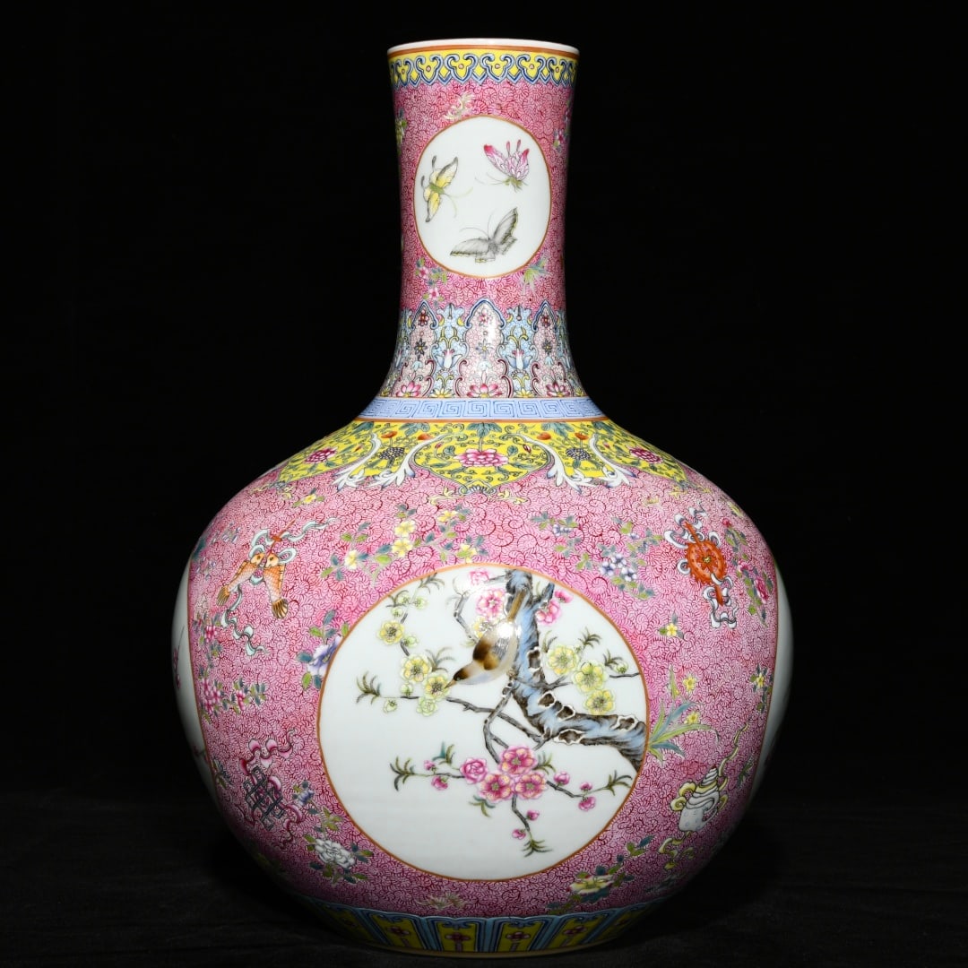 An Exquisite Famille-Rose Flower and Bird Pattern Vase: An Exquisite Famille-Rose Flower and Bird Pattern Vase,Qing Dynasty, China,Qianlong Six-character Mark,Size:14.6inx10.2in 粉彩花鸟纹瓶,中国清É