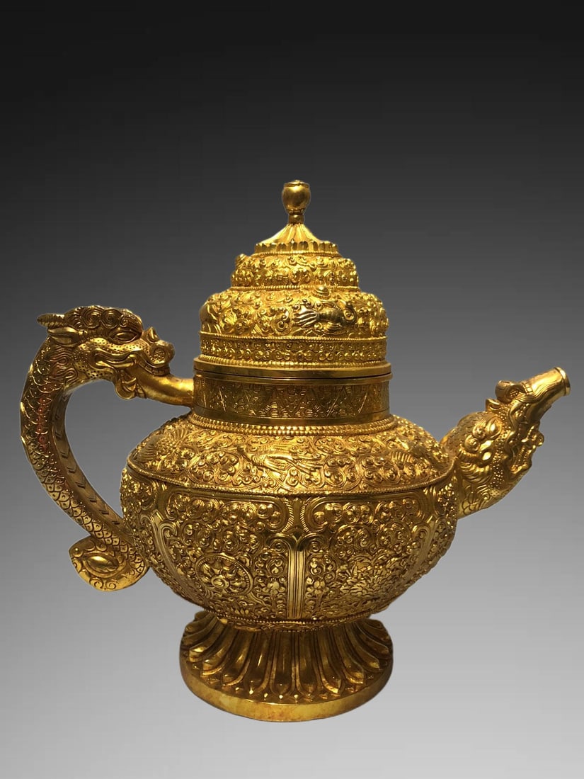 An Exquisite Gilt Bronze Dragon-Ears Ewer: An Exquisite Gilt Bronze Dragon-Ears Ewer,Qing Dynasty, China,Size:11.4inx4.5inx12.2inx7.9in,Weight:3300g 铜鎏金龙耳壶,中国清代