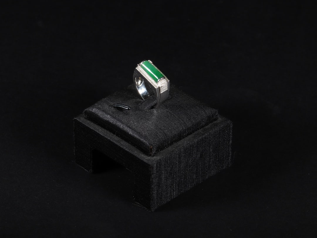 An Exquisite Gold Inlaid Jadeite Ring: An Exquisite Gold Inlaid Jadeite Ring,Qing Dynasty, China,Size:0.7in,Weight:8.7g 金镶嵌翡翠戒指,中国清代