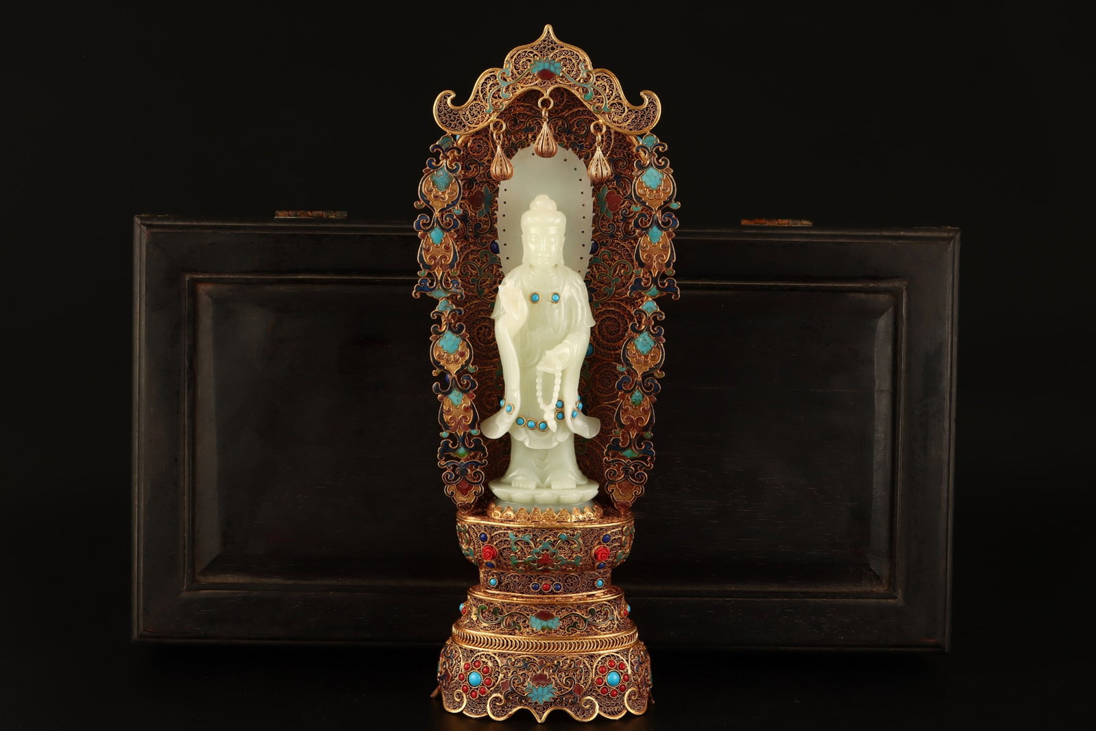 An Exquisite Filigree Gilt Inlaid Hotan Jade Buddha Statue Ornament: An Exquisite Filigree Gilt Inlaid Hotan Jade Buddha Statue Ornament,Qing Dynasty,China,Qianlong Four-character Mark,Size: 5.5inx14.8in,Weight: 1215g,Size: 8.3in（Jade Buddha） 花
