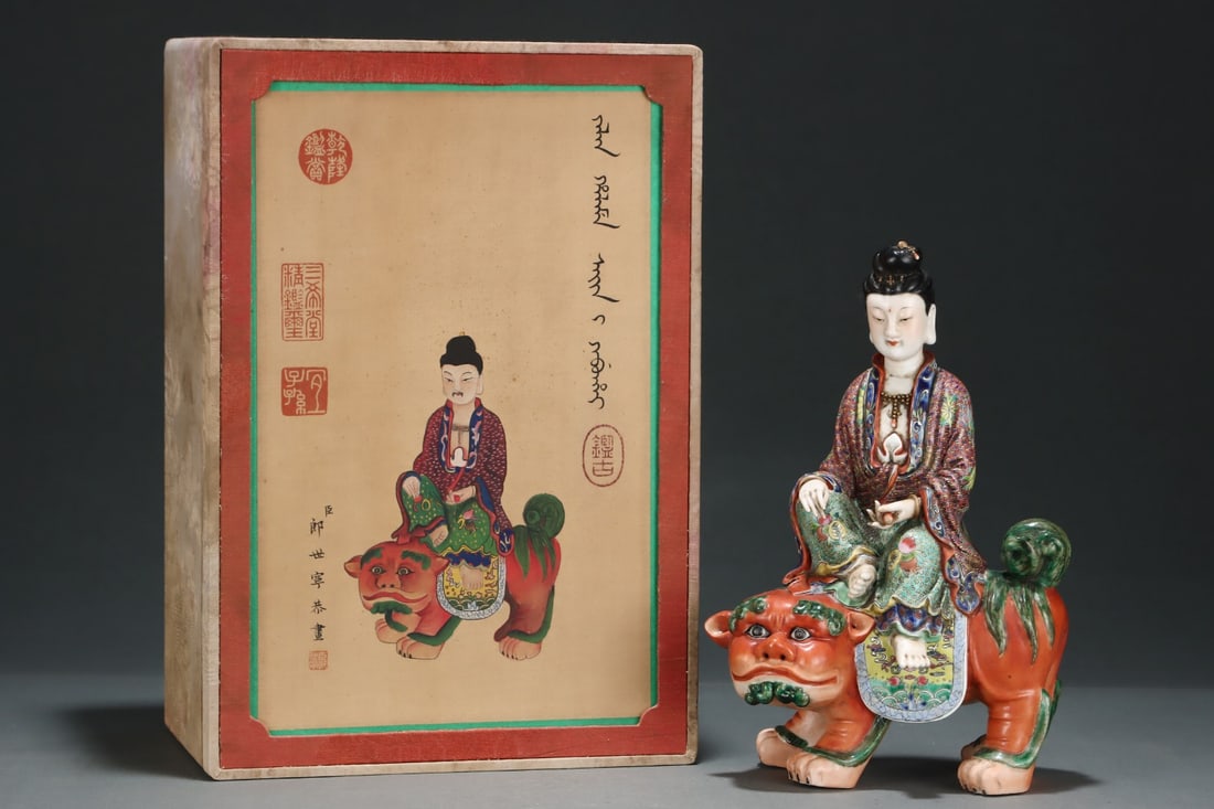 An Exquisite Wucai Buddha statue Ornament: An Exquisite Wucai Buddha statue Ornament,Qing Dynasty, China,Size:11inx7.5in 五彩佛像摆件,中国清代