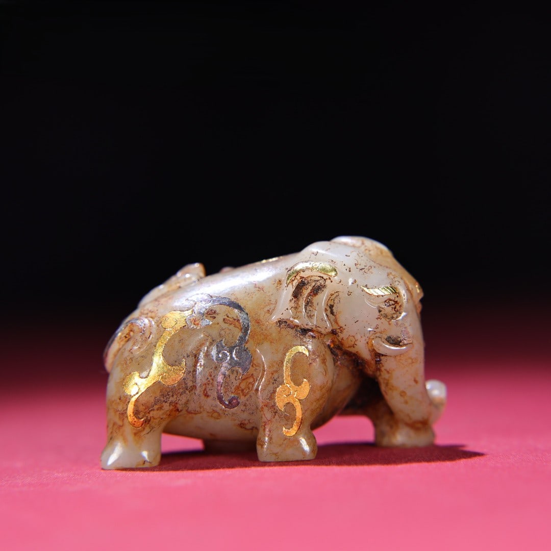 An Exquisite Hotan Jade Elephant Ornament: An Exquisite Hotan Jade Elephant Ornament,Han Dynasty, China,Size:2.8inx1.4inx1.8in,Weight:172g 和田玉象摆件,中国汉代