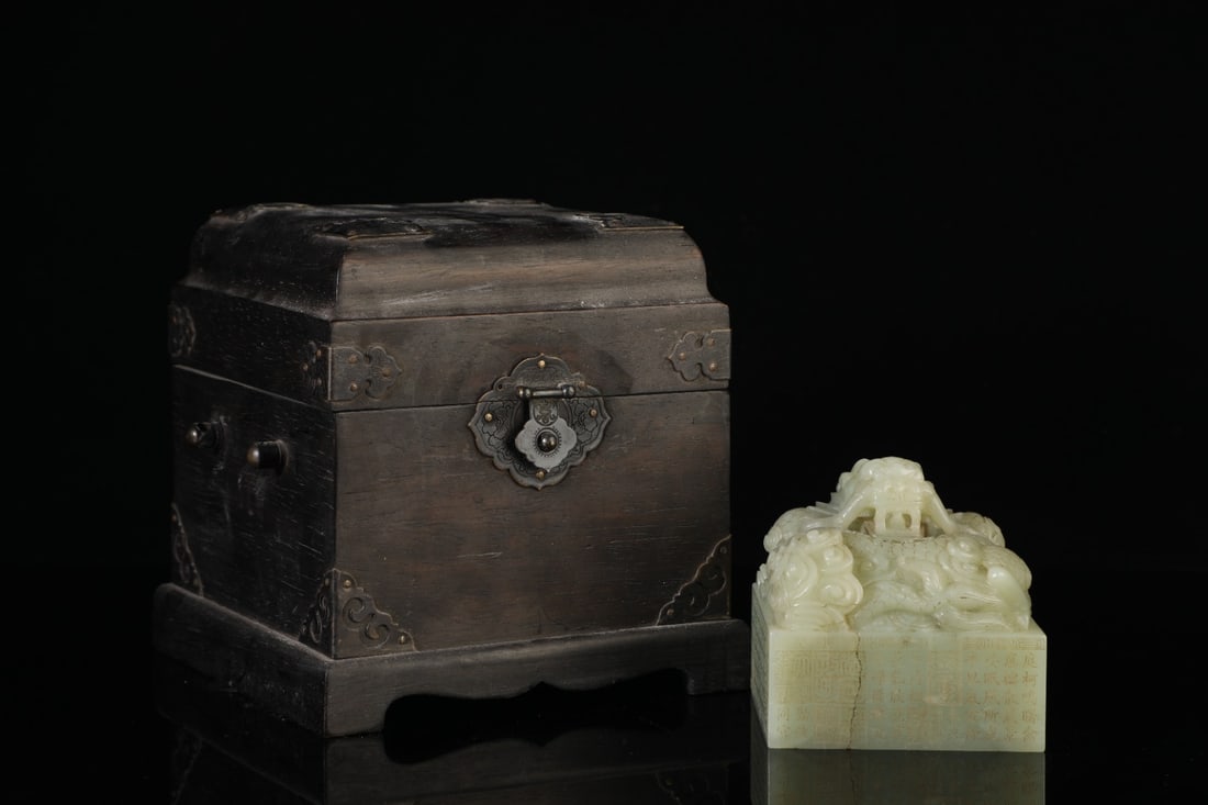 An Exquisite Hotan Jade Dragon Knob Poem Seal: An Exquisite Hotan Jade Dragon Knob Poem Seal,Qing Dynasty, China,Size:3.3inx3.3inx3.3in,Weight:1355g 和田玉龙钮诗文印章,中国清&