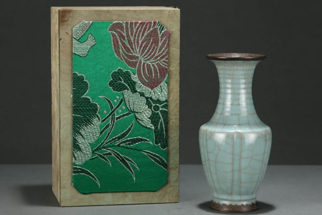 An Exquisite Guan yao Celadon Inlaid Silver Rim Vase: An Exquisite Guan yao Celadon Inlaid Silver Rim Vase,Song Dynasty, China,With Mark,Size:9.5inx4.5in 官窑青瓷镶银扣瓶,中国宋代,&#