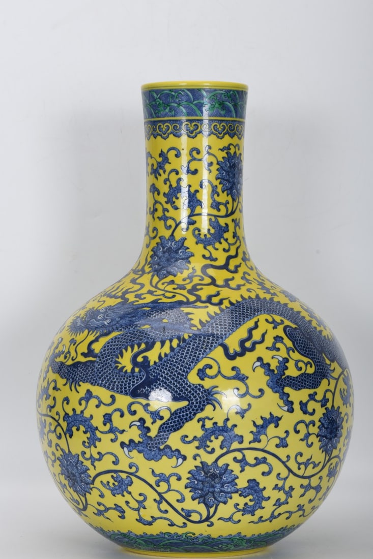 An Exquisite Blue and White Yellow Glazed Dragon Pattern Vase: An Exquisite Blue and White Yellow Glazed Dragon Pattern Vase,Qing Dynasty, China,Qianlong Six-character Mark,Size:20.6inx13.4in 青花黄釉龙纹瓶,中ࢲ