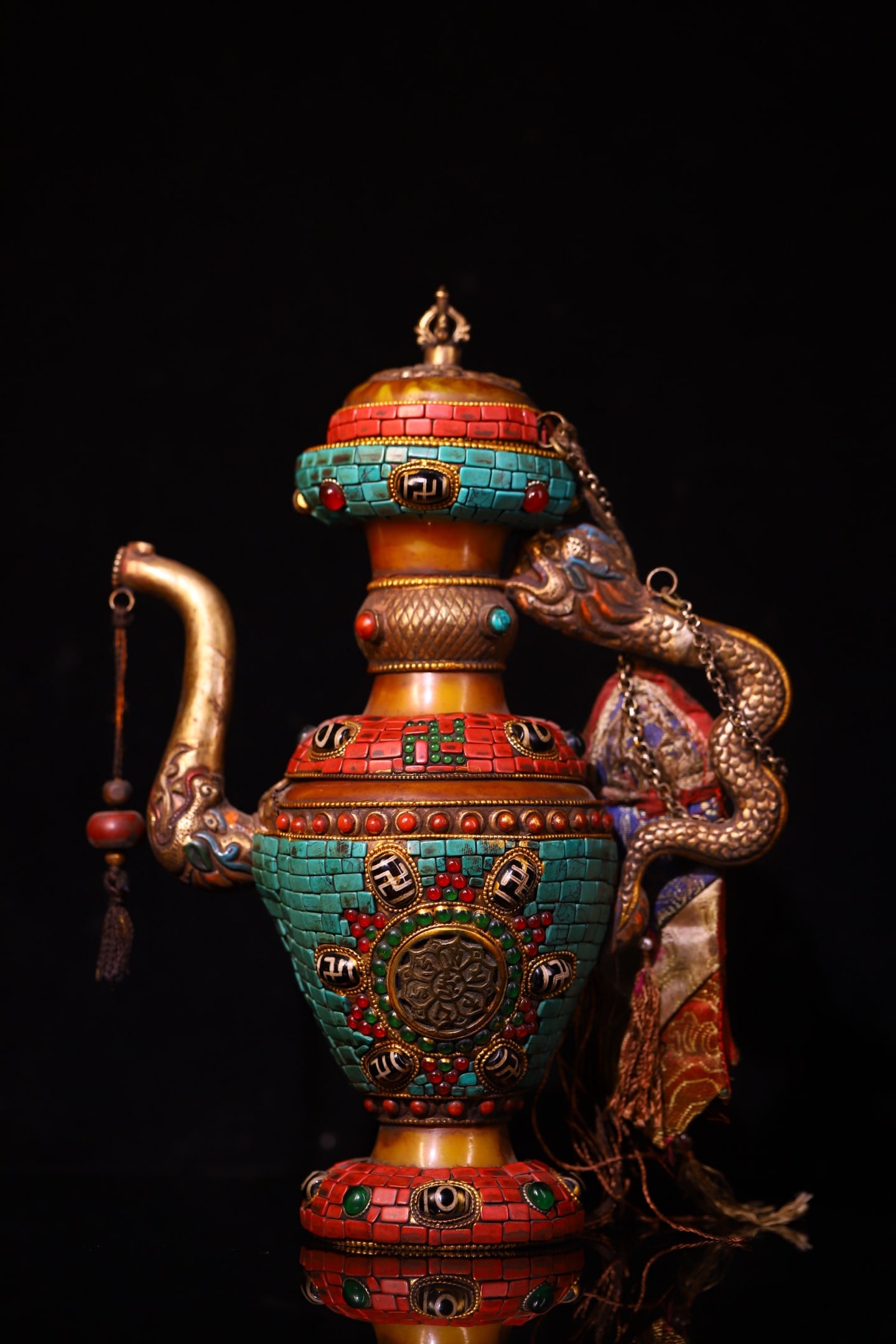 An Exquisite Amber Inlaid Gems Dragon-Ears Ewer: An Exquisite Amber Inlaid Gems Dragon-Ears Ewer,Qing Dynasty, China,Size:10.2inx7.5in,Weight:1100g 蜜蜡镶嵌宝石龙耳壶,中国清