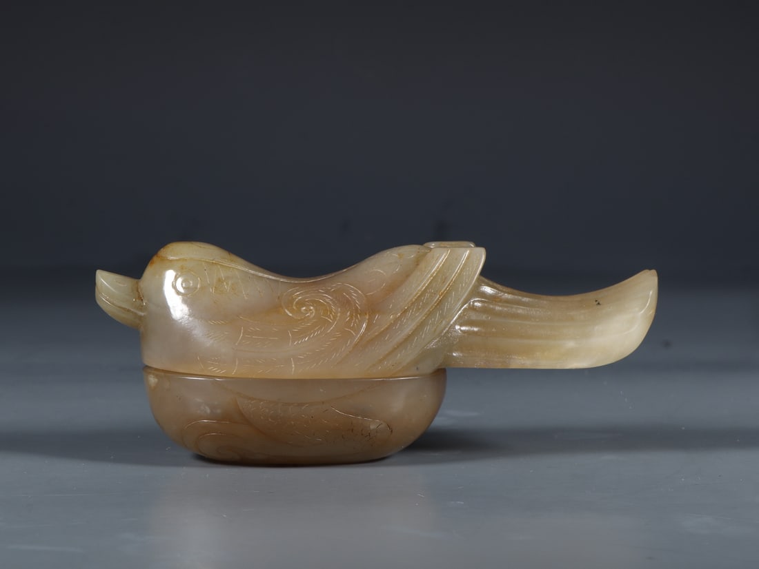 An Exquisite Hotan Jade Bird Box: An Exquisite Hotan Jade Bird Box,Han Dynasty, China,Size:5.1inx1.8inx1.9in,Weight:136g 和田玉鸟盒,中国汉代