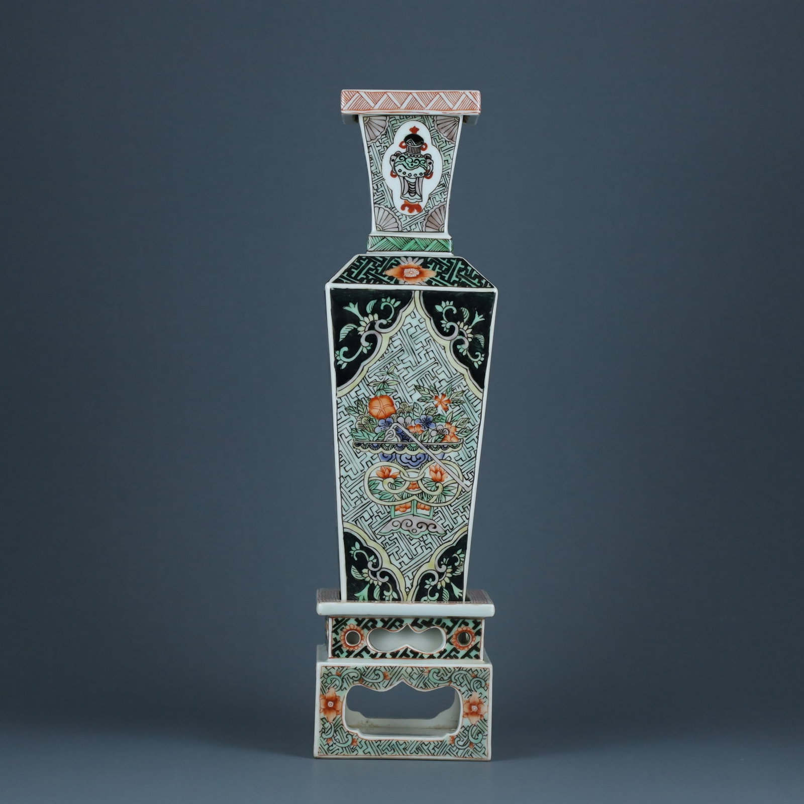 An Exquisite Wucai Flower Pattern Vase (1 of 8)