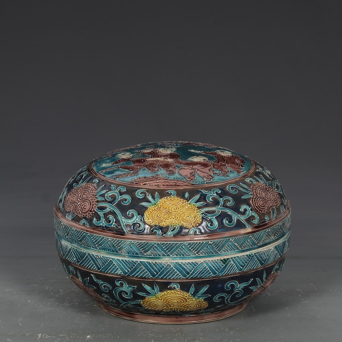 An Exquisite Fahua Glazed Figures Pattern Box: An Exquisite Fahua Glazed Figures Pattern Box,Ming Dynasty, China,Jiajing Six-character Mark,Size:4.9inx7.4in 珐华彩人物纹盒,中国明代,