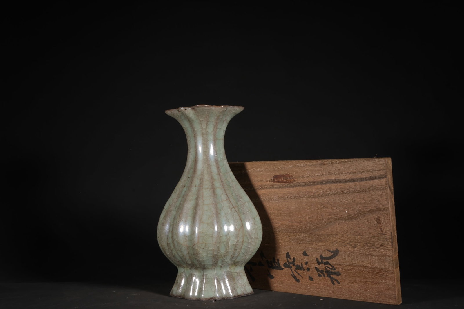 An Exquisite Guan Kiln Celadon Glzed Ice Crackle Pattern Vase (1 of 9)