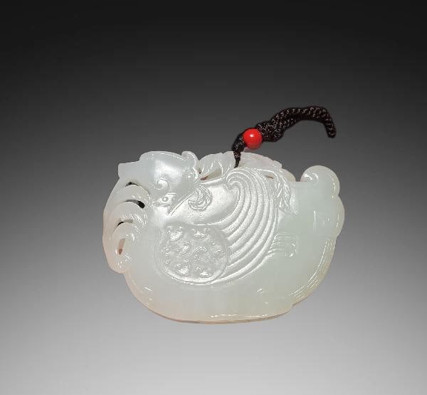 An Exquisite Hotan White Jade Bird Pendant: An Exquisite Hotan White Jade Bird Pendant,Qing Dynasty, China,Size:2.9inx2inx0.5in,Weight:94.6g 和田白玉鸟佩,中国清代