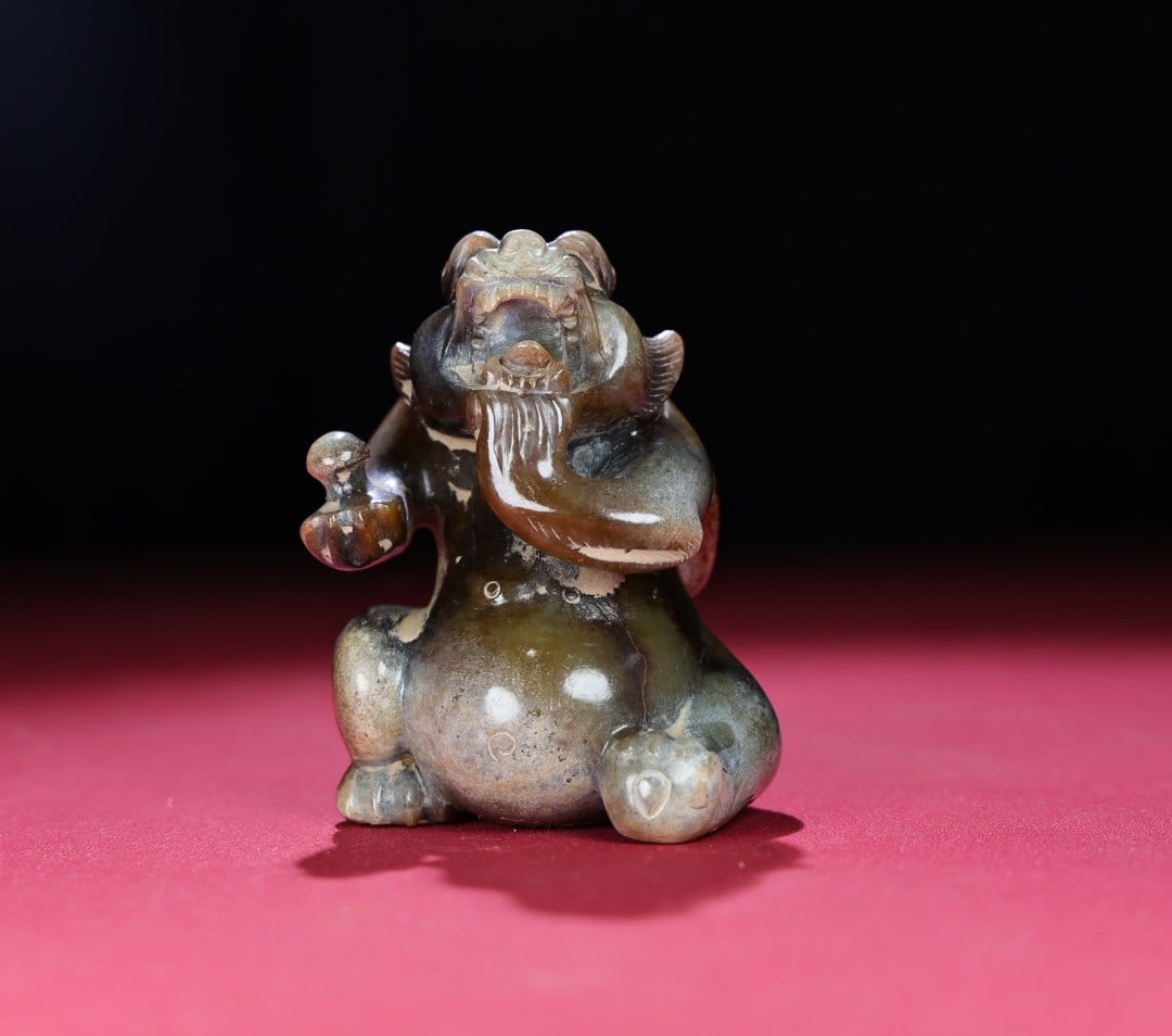 An Exquisite Hotan Jade Bear Ornament: An Exquisite Hotan Jade Bear Ornament,Han Dynasty, China,Size:3.3inx2.1inx2in,Weight:317g 和田玉熊摆件,中国汉代