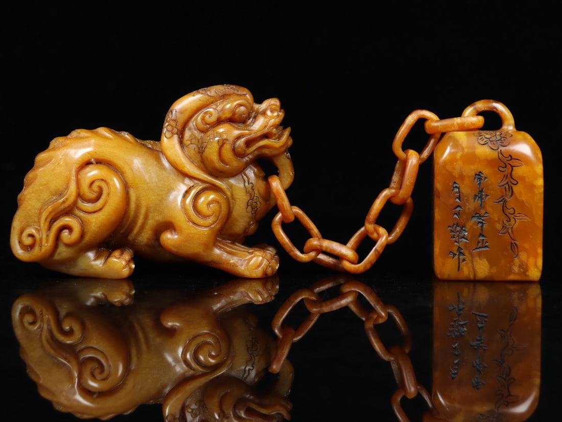 An Exquisite Tianhuang Stone Auspicious Beast Seal: An Exquisite Tianhuang Stone Auspicious Beast Seal,Qing Dynasty, China,With Mark,Size:1.4inx1.3inx2.4in(Seal),3.9inx2.8inx1.6in(Beast),Weight:415g 田黄石瑞兽印ĺ
