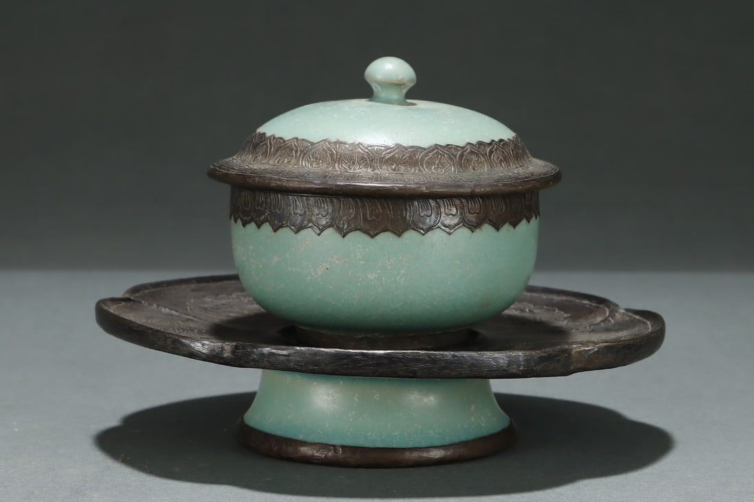 An Exquisite Ru yao Celadon Bowl: An Exquisite Ru yao Celadon Bowl,Song Dynasty, China,Size:4.6inx6.8in 汝窑青瓷碗,中国宋代