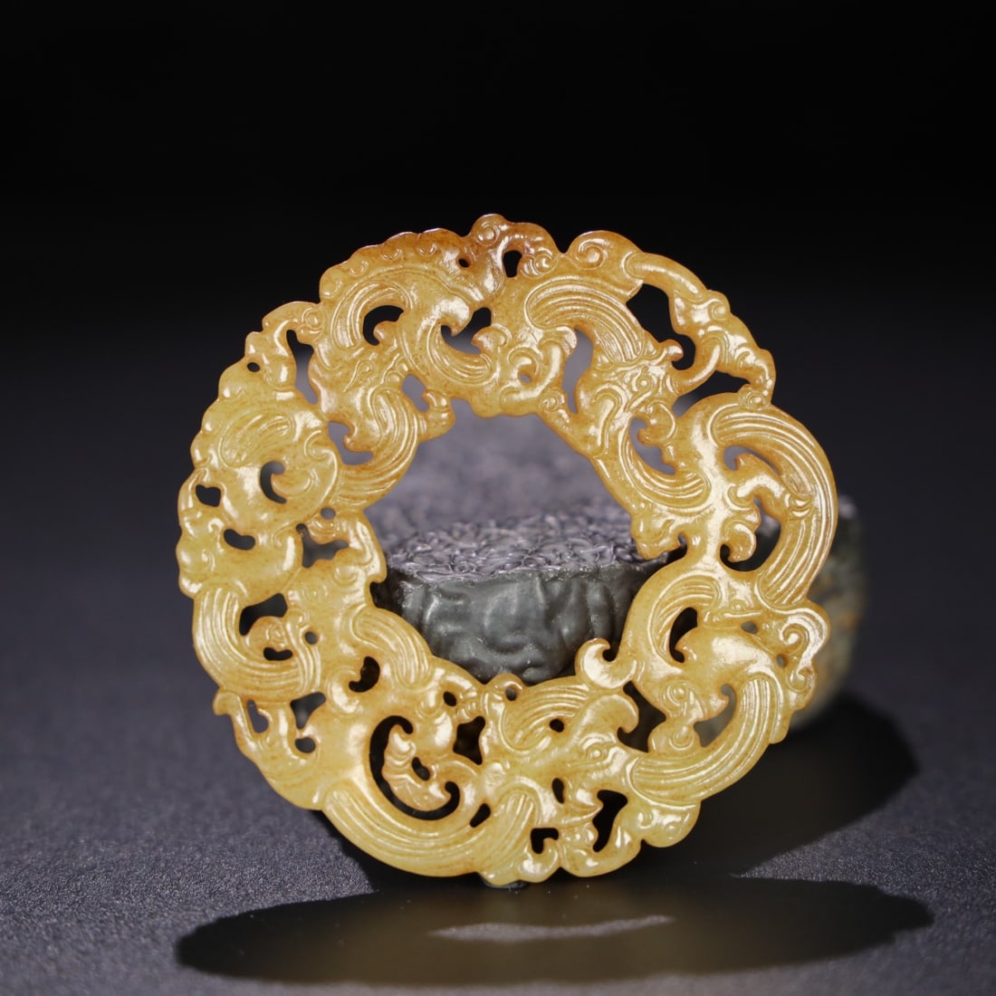 An Exquisite Hotan Jade Dragon Pattern pendant: An Exquisite Hotan Jade Dragon Pattern pendant,Qing Dynasty, China,Size:2.9inx0.2in,Weight:44.1g 和田玉龙佩,中国清代