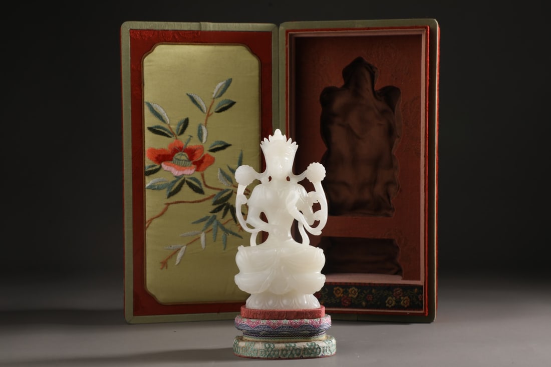 An Exquisite Hotan Jade Buddha statue: An Exquisite Hotan Jade Buddha statue,Qing Dynasty, China,Size:5.1inx2.6in,Weight:281g 和田玉佛像,中国清代