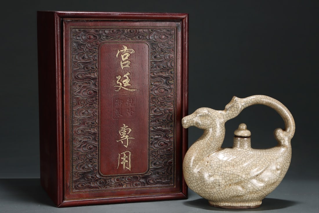 An Exquisite Ge Kiln Duck-Shaped Ewer: An Exquisite Ge Kiln Duck-Shaped Ewer,Song Dynasty, China,Size:8.1inx8.1in 哥窑鸭形壶,中国宋代