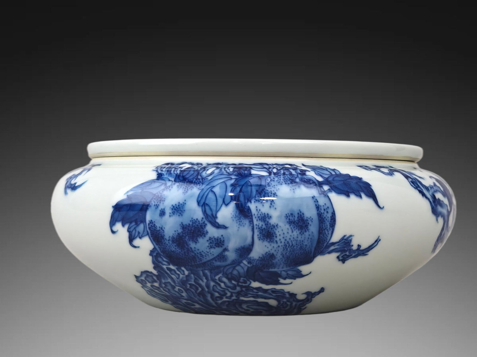 An Exquisite Blue and White Bats and Peach Pattern Jar: An Exquisite Blue and White Bats and Peach Pattern Jar,Republic of China,Yongzheng Six-character Mark,Size:3inx7.5in 青花蝙蝠桃子纹罐,民国,&