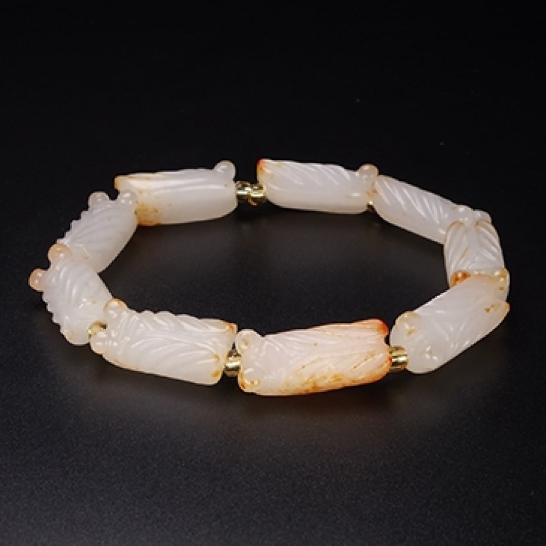 An Exquisite Hotan Jade Cicada Bracelets: An Exquisite Hotan Jade Cicada Bracelets,Qing Dynasty, China,SingleBeadSize:0.8inx0.3inx0.2in,Weight:31.7g 和田玉蝉手串,中国清代