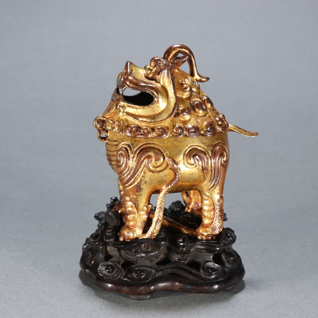 An Exquisite Gilt Bronze Auspicious Beast Censer: An Exquisite Gilt Bronze Auspicious Beast Censer,Qing Dynasty, China,Size:3.2inx2.8in,Weight:337.6g 铜鎏金瑞兽炉,中国清代