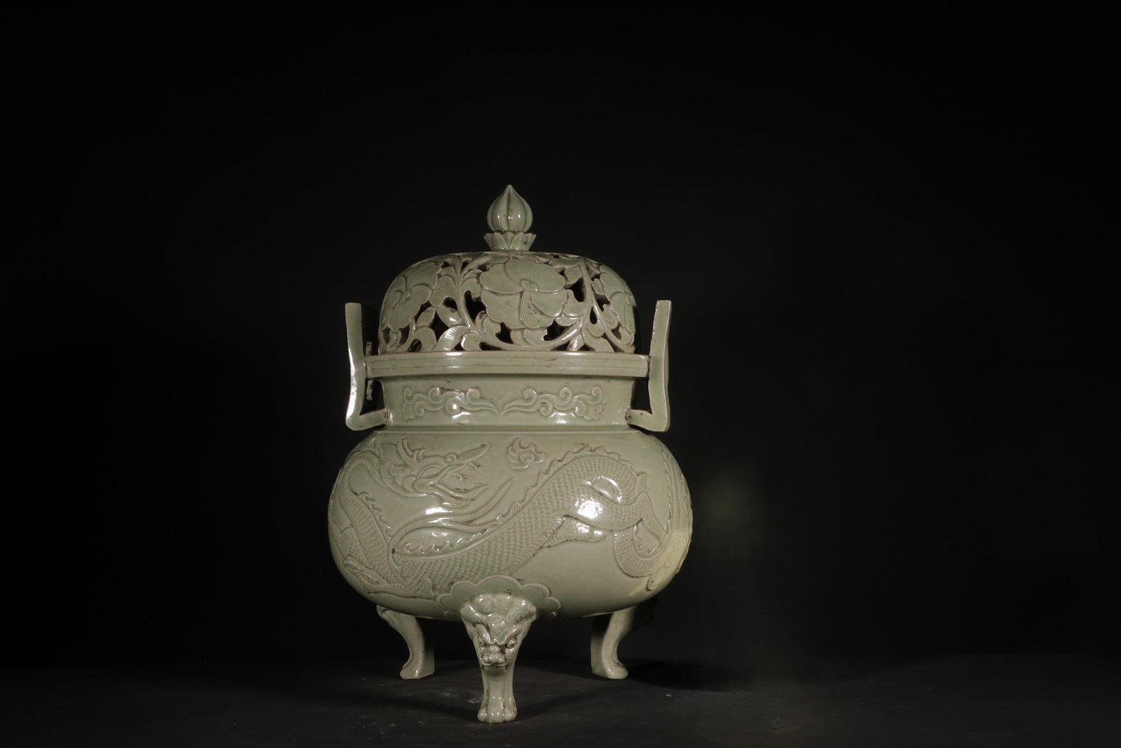 An Exquisite Yue Kiln Dragon Pattern Tripod Incense Burner: An Exquisite Yue Kiln Dragon Pattern Tripod Incense Burner,Five Dynasties,Size:11.4inx8.3in 越窑龙纹三足香薰,五代