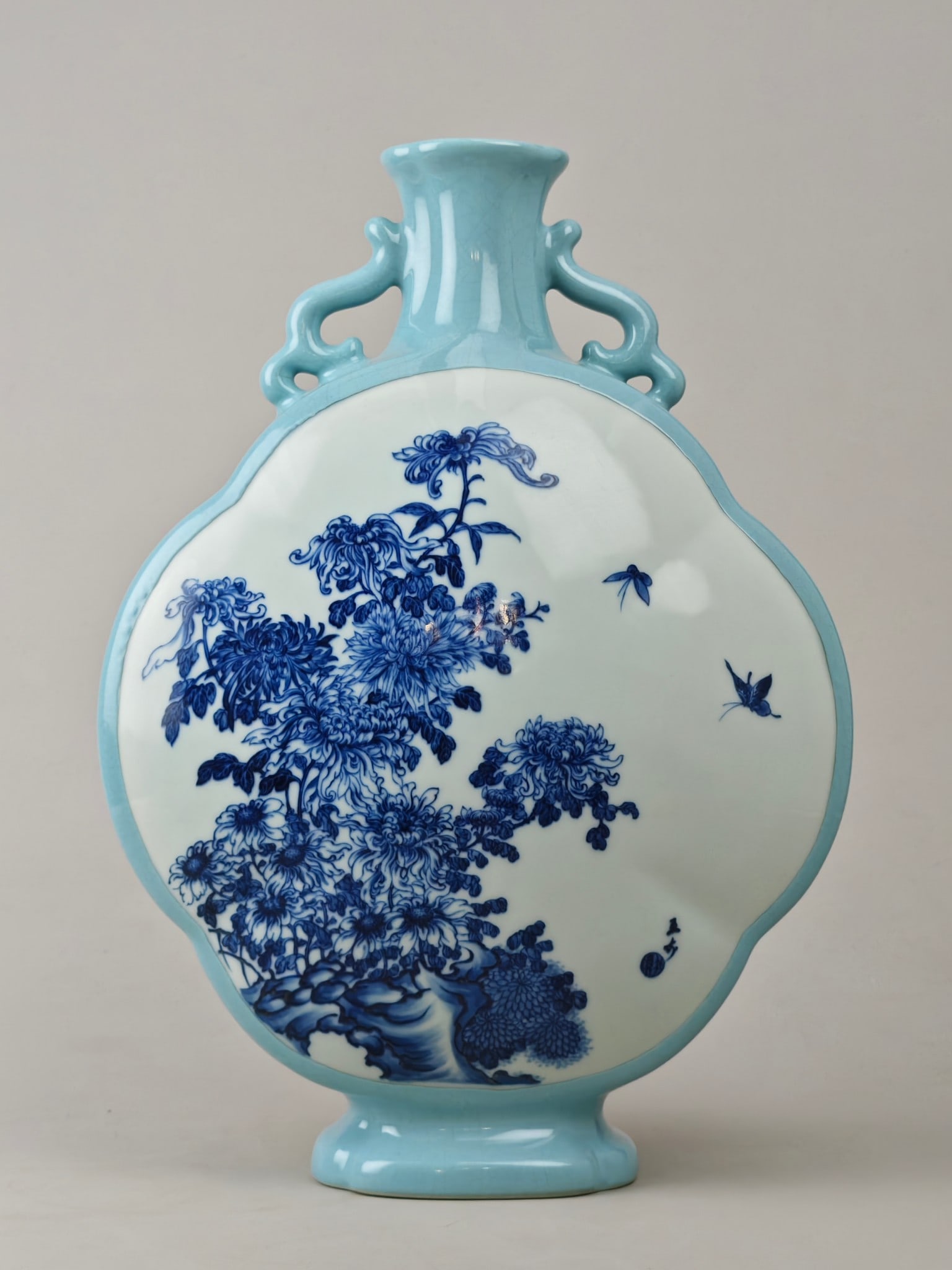 An Exquisite Blue and White Flower and Bird Pattern Double-Ears Vase: An Exquisite Blue and White Flower and Bird Pattern Double-Ears Vase,Republic of China,With Mark,Size:14.2inx10.2in 青花花鸟纹双耳瓶,民国,&#