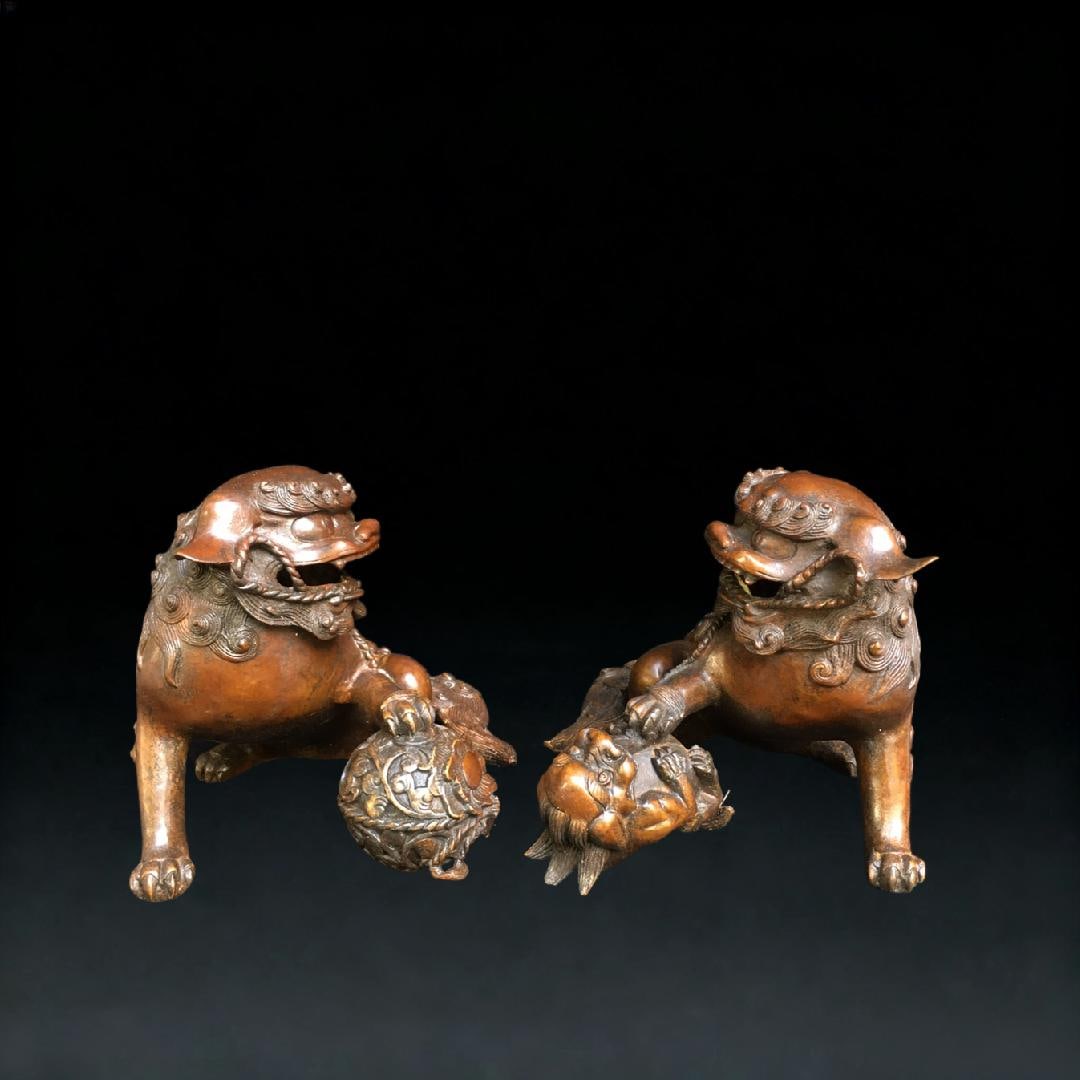 A pair of Exquisite Bronze Lion Ornament (1 of 9)