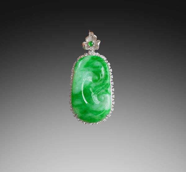 An Exquisite Diamond Inlaid Jadeite Ruyi Pendant: An Exquisite Diamond Inlaid Jadeite Ruyi Pendant,Size:1.7inx0.8inx0.3in,1.2inx0.7inx0.1in 钻石镶阳绿如意吊坠