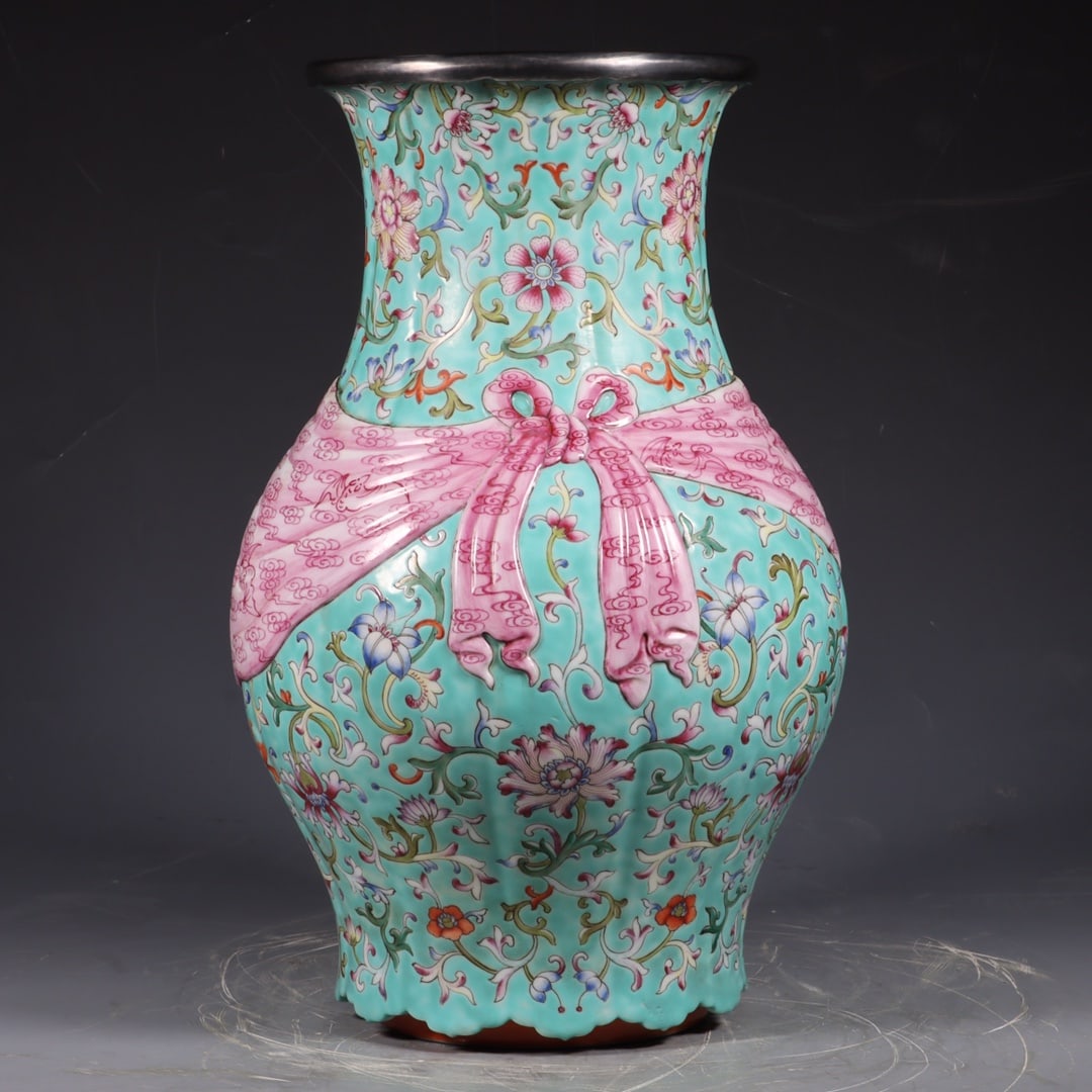 An Exquisite Green Ground Famille-Rose Lotus Pattern Vase: An Exquisite Green Ground Famille-Rose Lotus Pattern Vase,Qing Dynasty, China,Qianlong Six-character Mark,Size:12.6inx5.9inx4.5in 绿地粉彩缠枝莲纹ல
