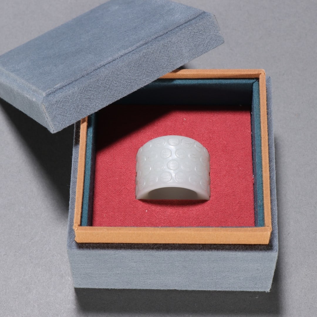 An Exquisite Hotan Jade Thumb Ring: An Exquisite Hotan Jade Thumb Ring,Qing Dynasty, China,Size:1.1inx0.9in,Weight:39.3g 和田玉扳指,中国清代