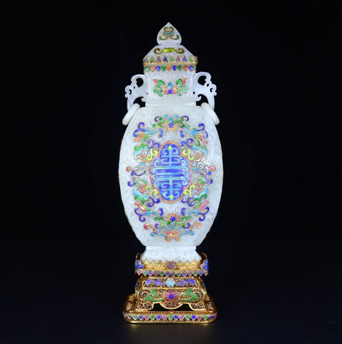 An Exquisite Hotan White Jade Vase: An Exquisite Hotan White Jade Vase,Qing Dynasty, China,Qianlong Four-character Mark,Size:3.9inx2.8inx11.4in,Weight:1034g 和田白玉瓶,中国清代,È