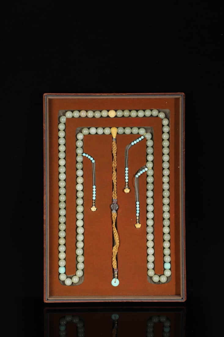 An Exquisite Hotan Jade Court Bead Necklace: An Exquisite Hotan Jade Court Bead Necklace,Qing Dynasty, China,Size:0.6in,Weight:704g 和田玉朝珠项链,中国清代